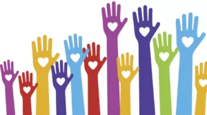 ilustração de mãos coloridas estendidas para o alto com um coração na palma de cada uma delas