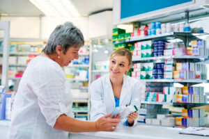 auxiliar de farmácia atendendo cliente