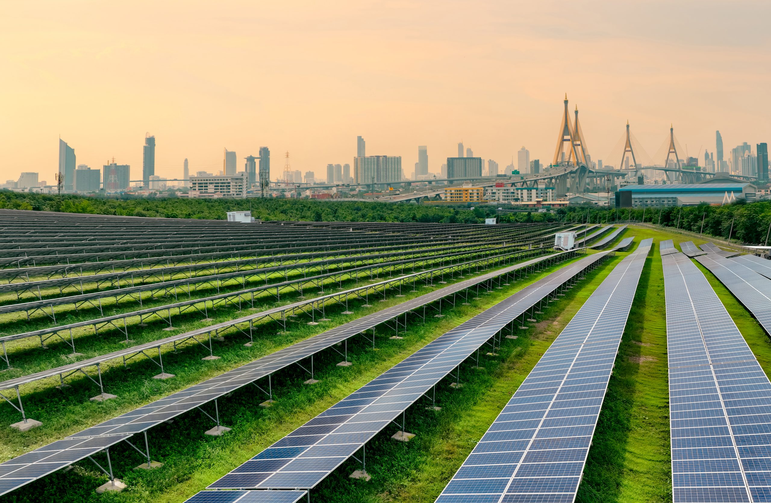 Cidade sustentável que fez transição energética, utilizando energia solar e recursos renováveis.