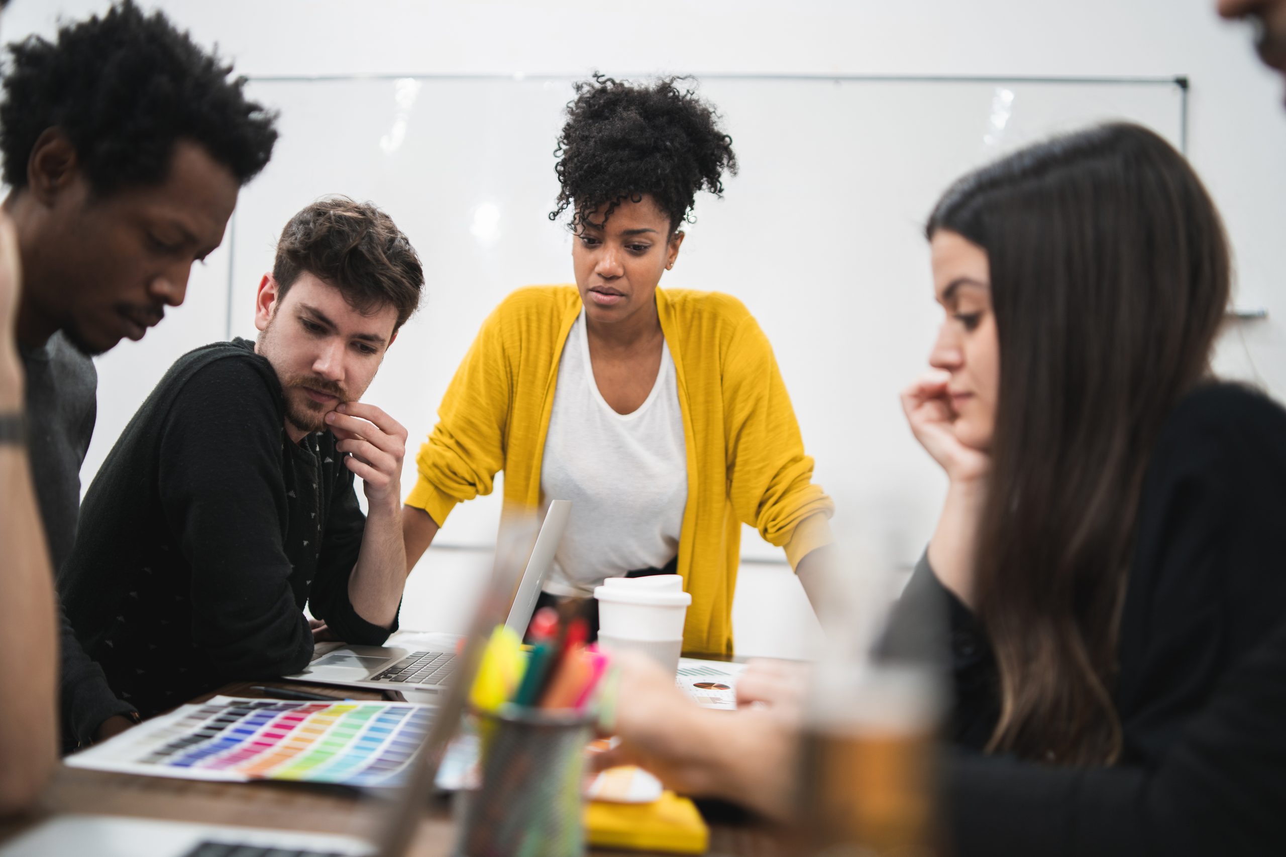 Mulher negra líder conduzindo uma reunião de brainstorming com um grupo de designers criativos no escritório. Conceito de liderança feminina.