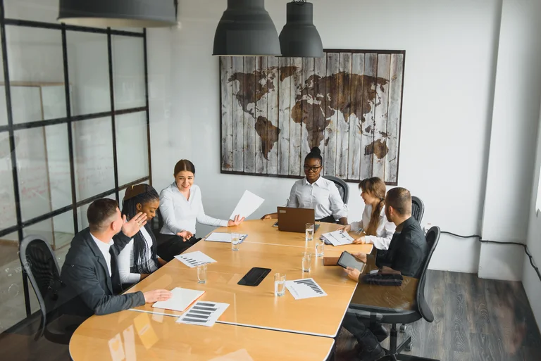 Reunião de trabalho com várias pessoas na sala de reuniões