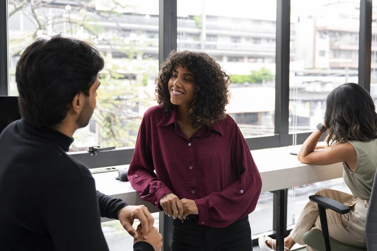 Um feedback informal ocorrendo entre dois colegas de trabalho. Conceito: tipos de feednback.