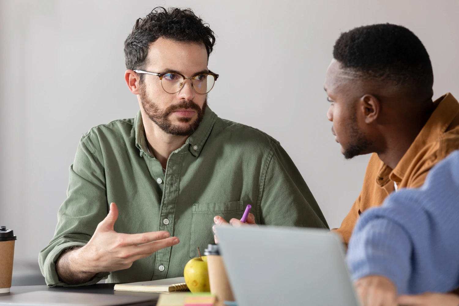 Dois homens conversando em uma sala de reunião. Conceito: feedback negativo.