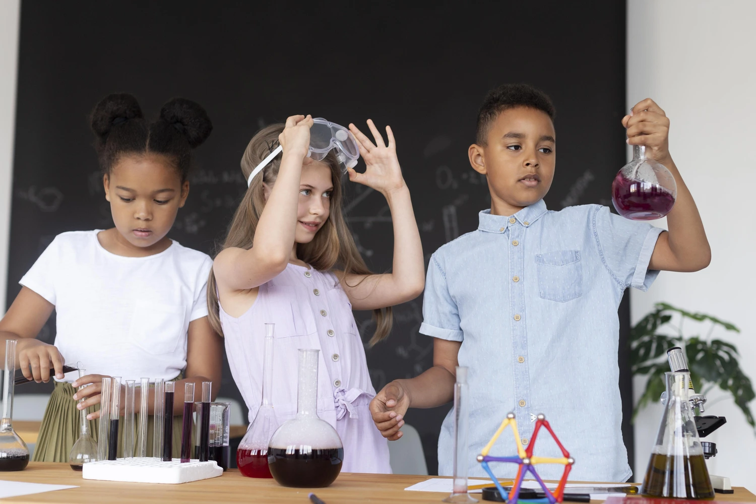 Crianças apresentam atividade em feira das ciências na escola. Conceito: aplicação das competências gerais da BNCC.