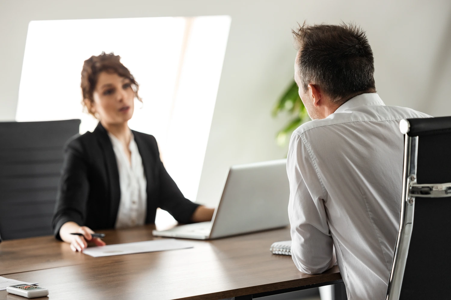 Uma gestora transmite feedback negativo para um colaborador