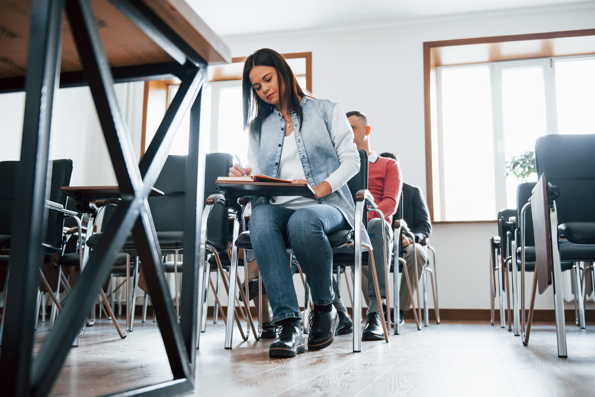 Carreira na área da educação: alunos em uma sala de aula realizando atividades.