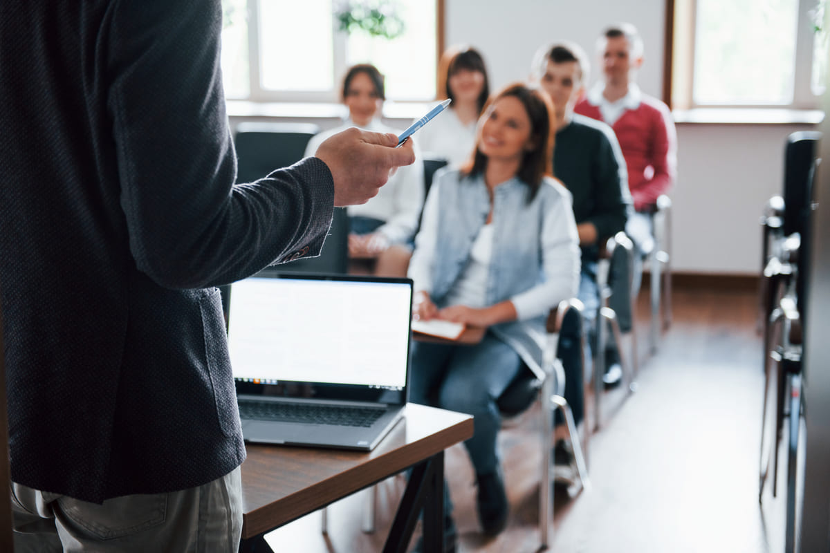 Carreira na área da educação: professor dando aula para uma classe.