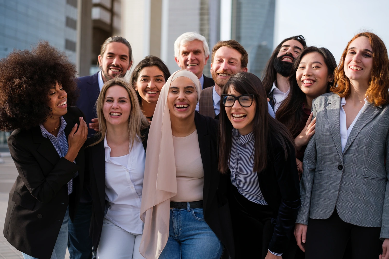 Grupo de homens e mulheres representando diversidade de gênero e étnica