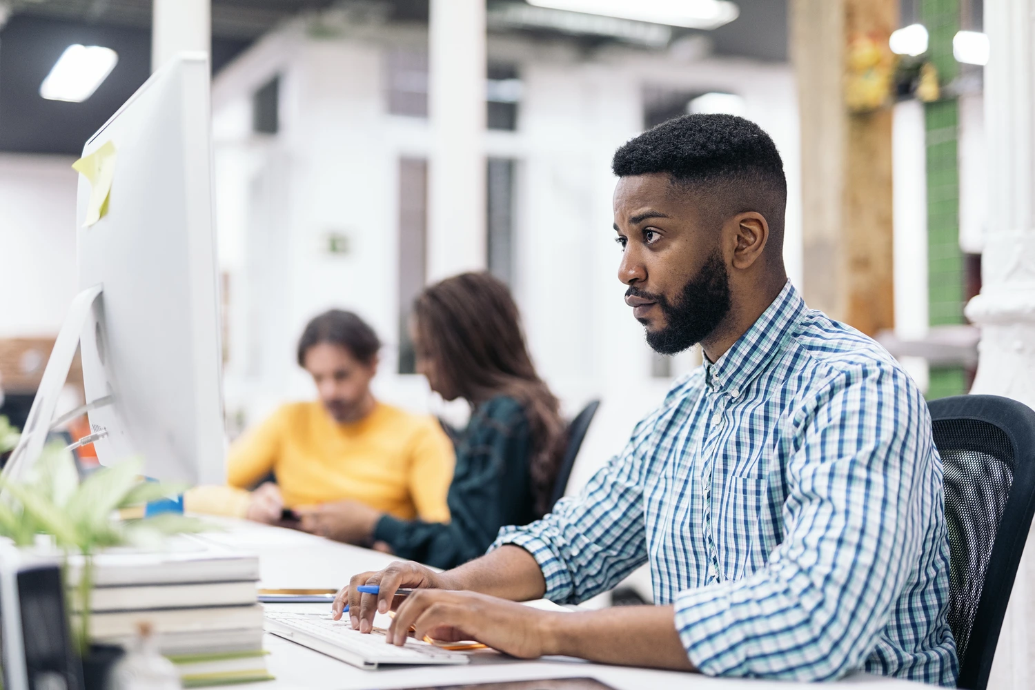 Um funcionário está usando o computador na empresa de trabalho dele, preenchendo uma pesquisa online.