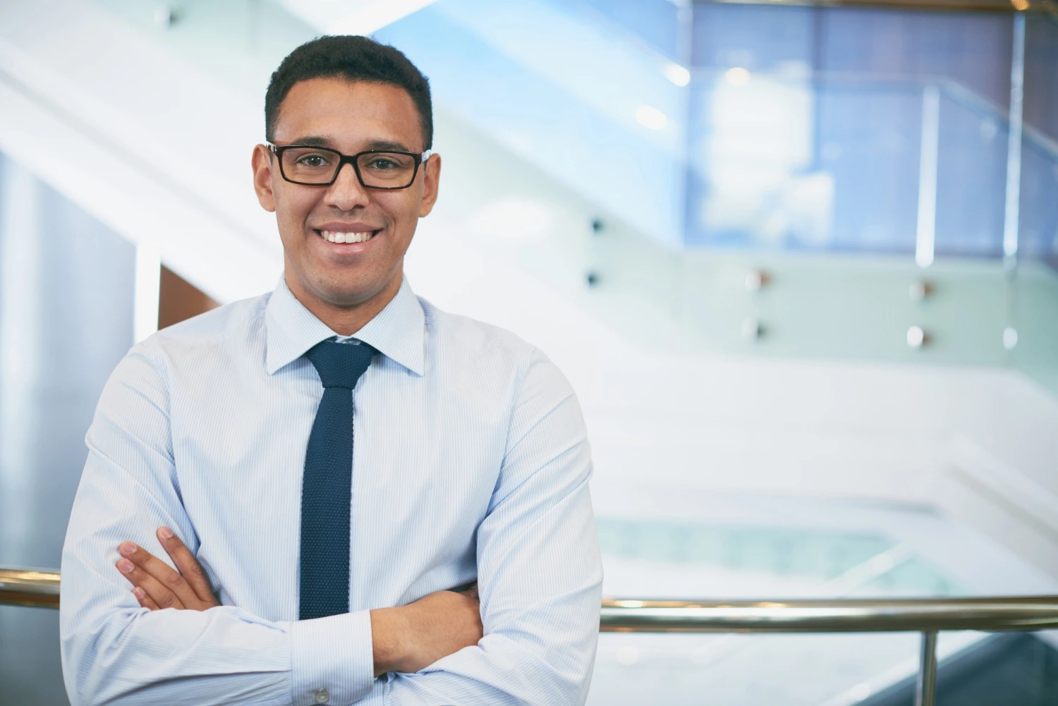 Um gerente administrativo sorridente e de braços cruzados