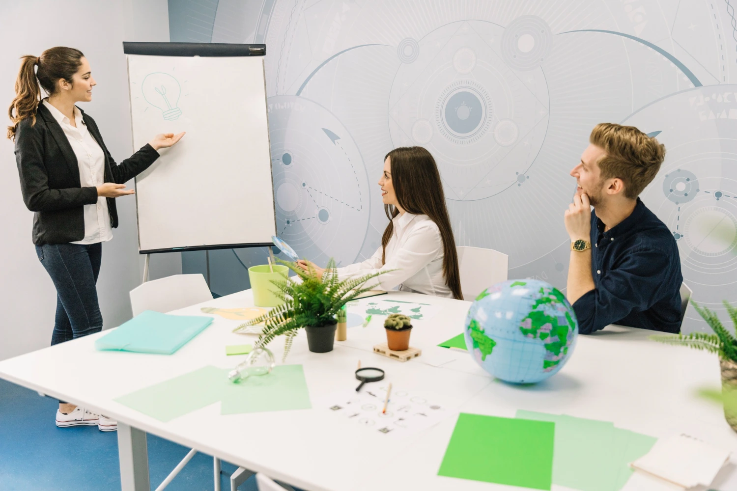 Imagem de uma equipe discutindo ideias em uma reunião, com foco em estratégias de carreira em ESG, destacando inovação e sustentabilidade.