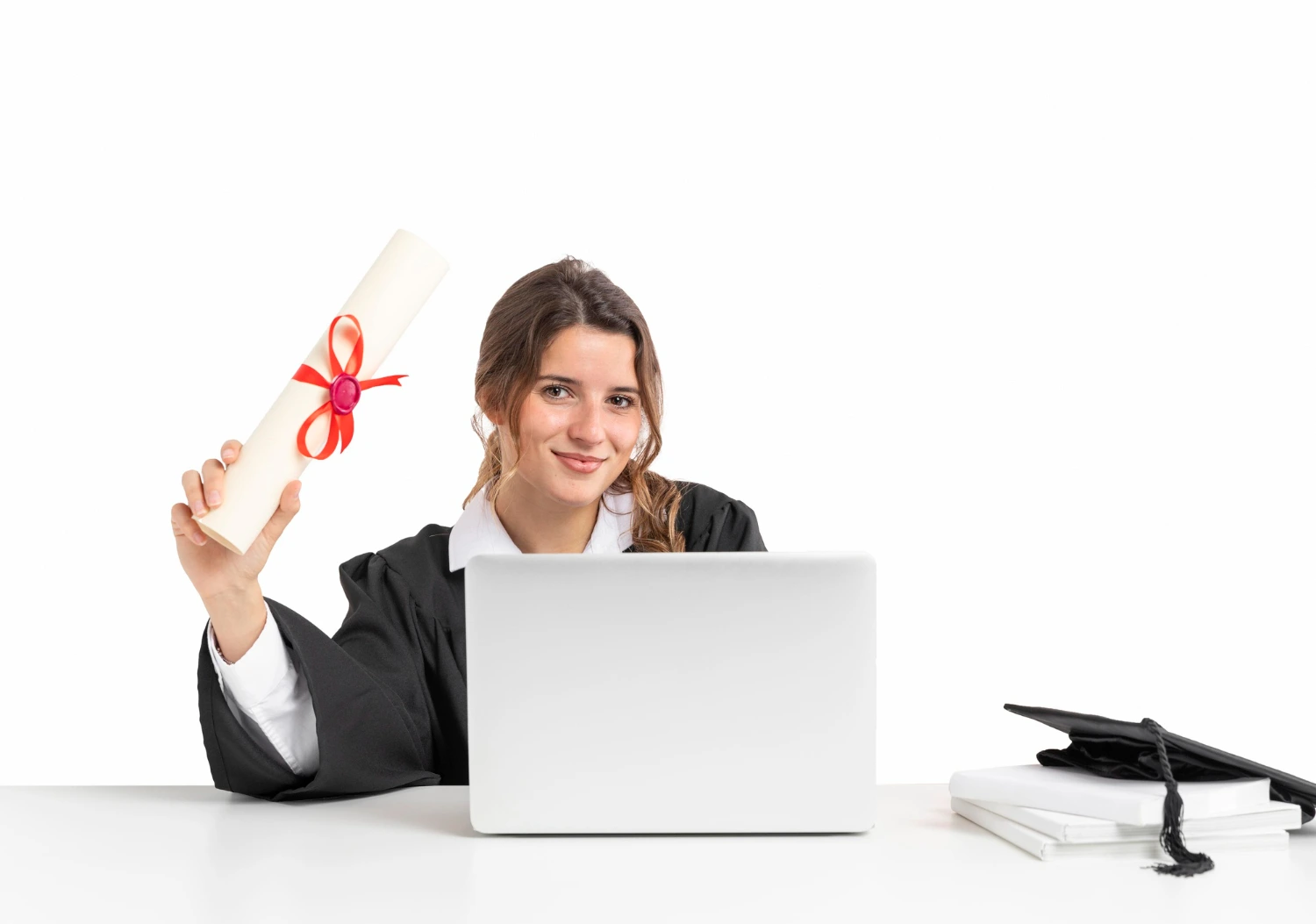 Pessoa feliz mostrando seu certificado de conclusão de curso livre enquanto utiliza um computador.
