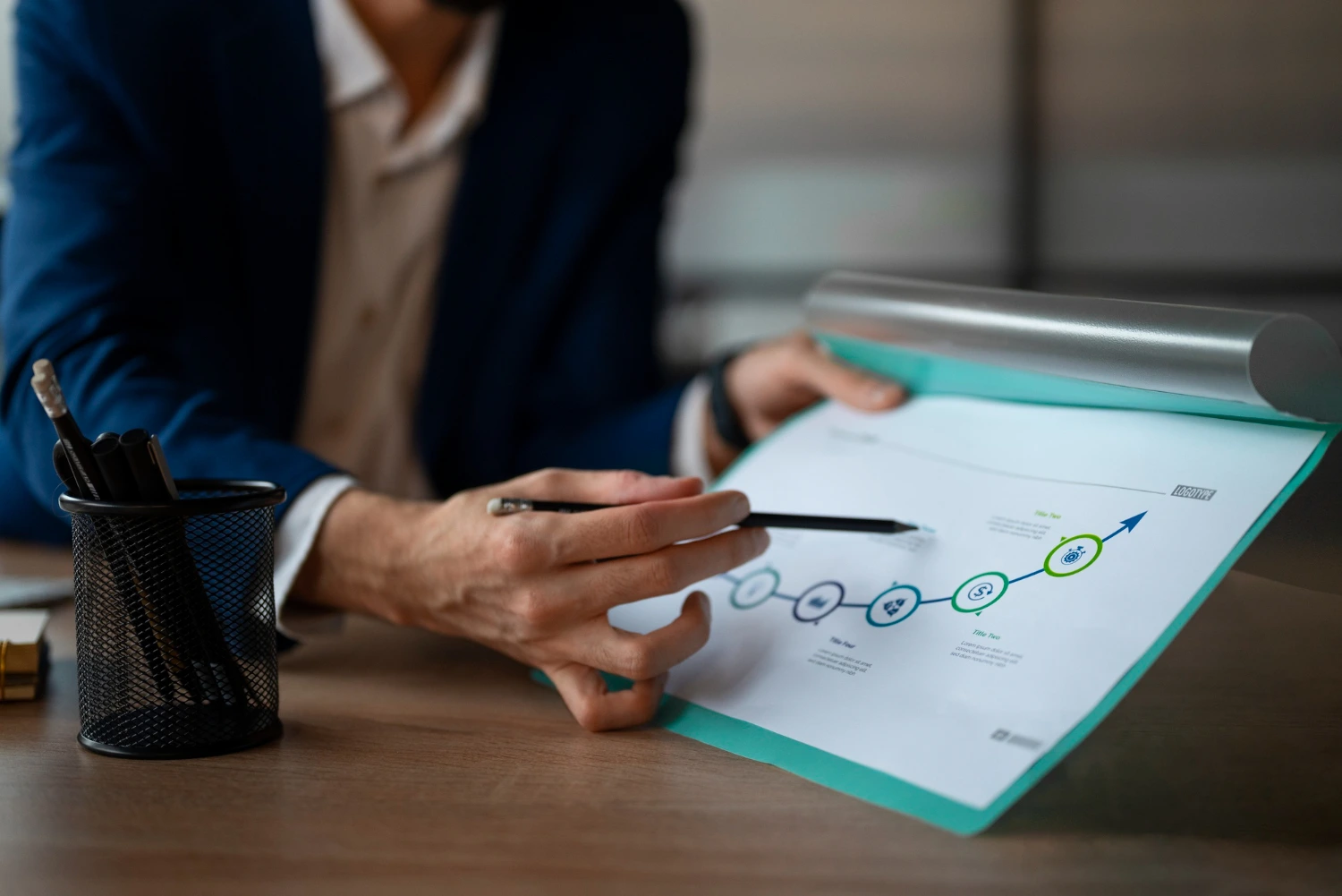 Profissional analisando gráficos de métricas de marketing em um relatório, destacando o crescimento com um marcador.
