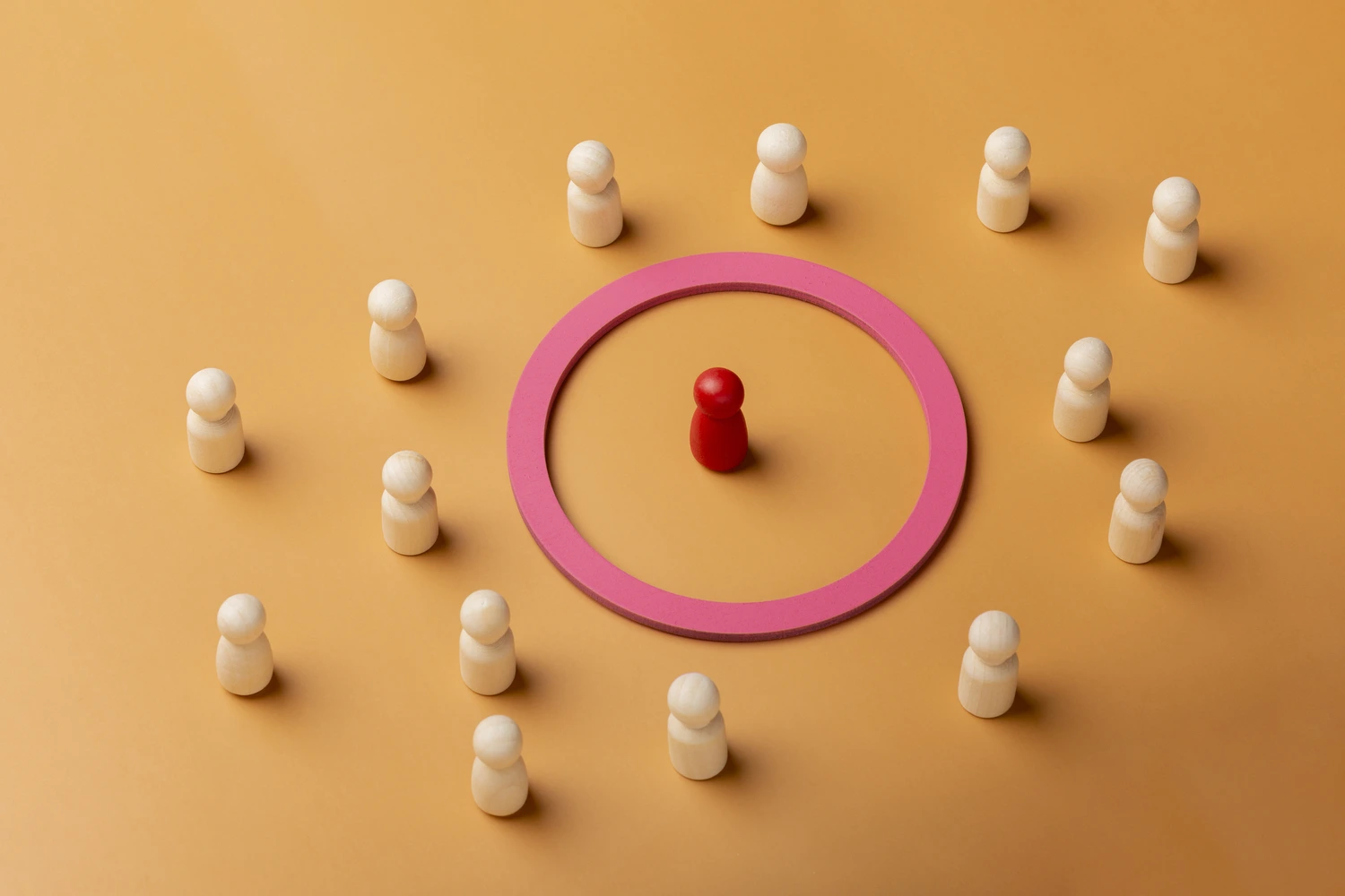 Imagem ilustrativa de como focar no centro pode alavancar seu negócio, com peças em formato de pessoas ao redor de um círculo.