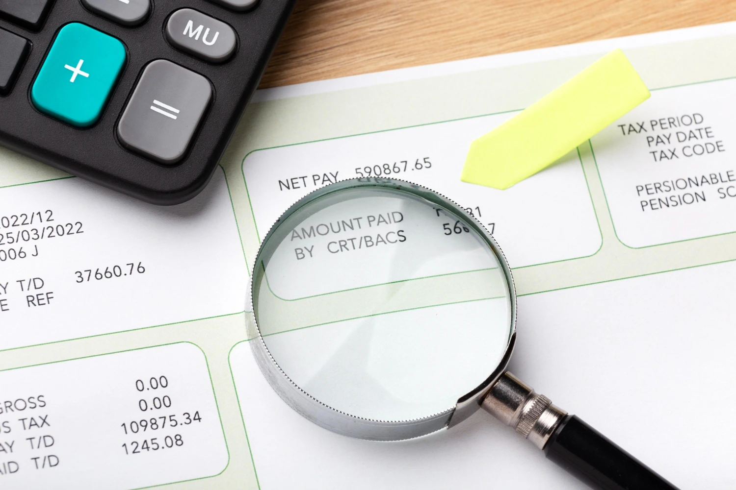 Calculadora e lupa sobre documentos relacionados à contabilidade no terceiro setor.