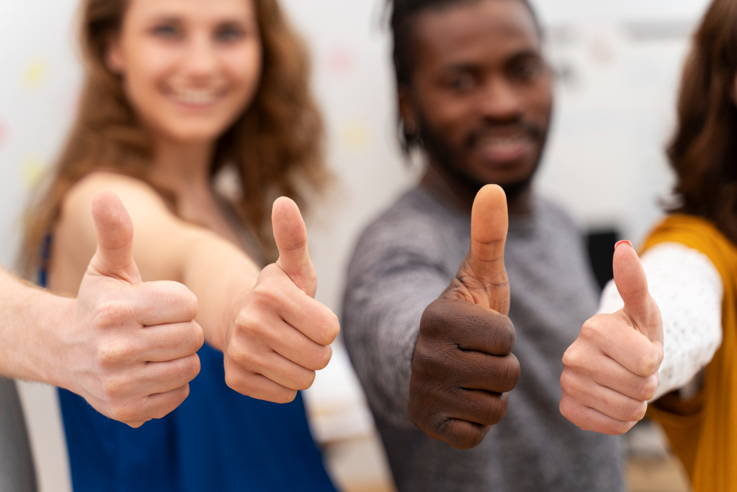 Equipe demonstrando feedback de agradecimento com gestos positivos e expressões de reconhecimento.