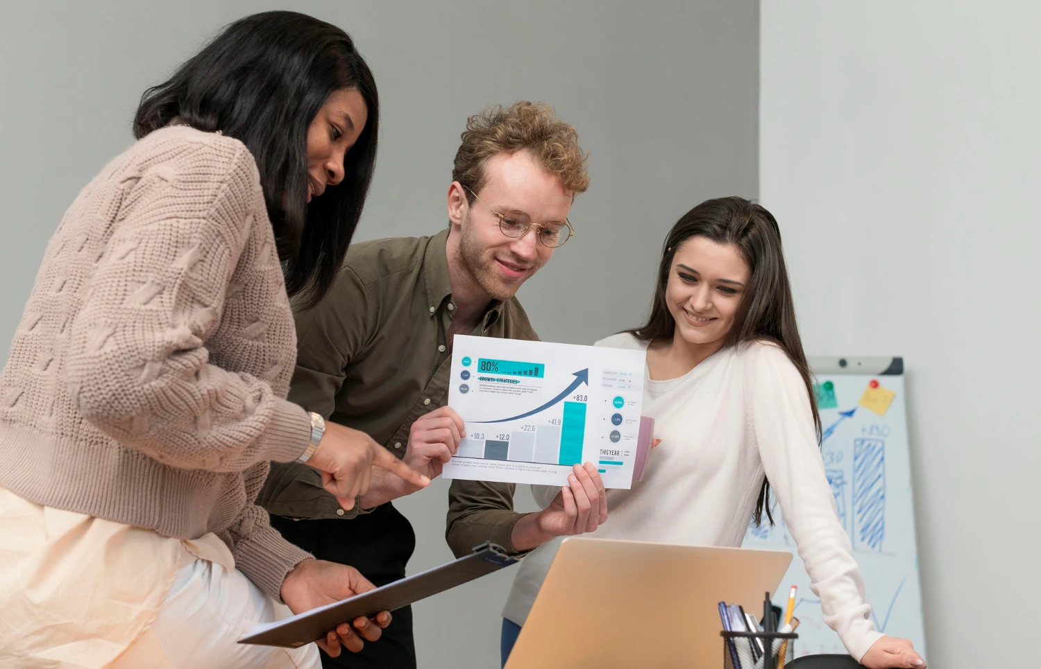 Equipe apresentando gráficos e resultados das análises de marketing para o terceiro setor.