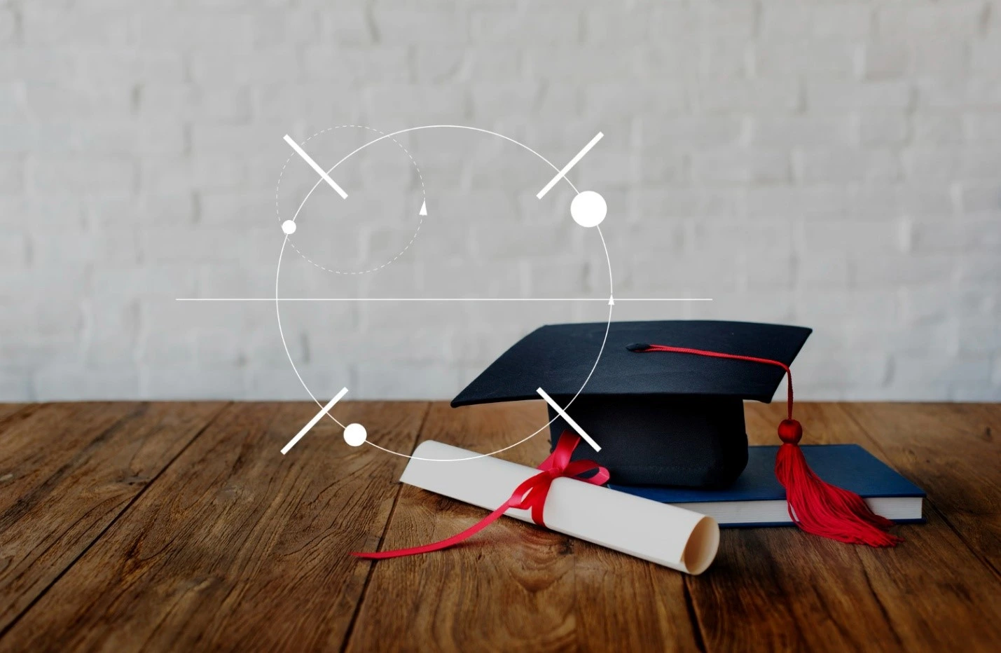 Capelo e diploma sobre uma mesa de madeira simbolizam conquista acadêmica e valorização profissional. A foto reforça o propósito dos cursos para educadores em promover qualificação, reconhecimento e desenvolvimento contínuo na área da educação.