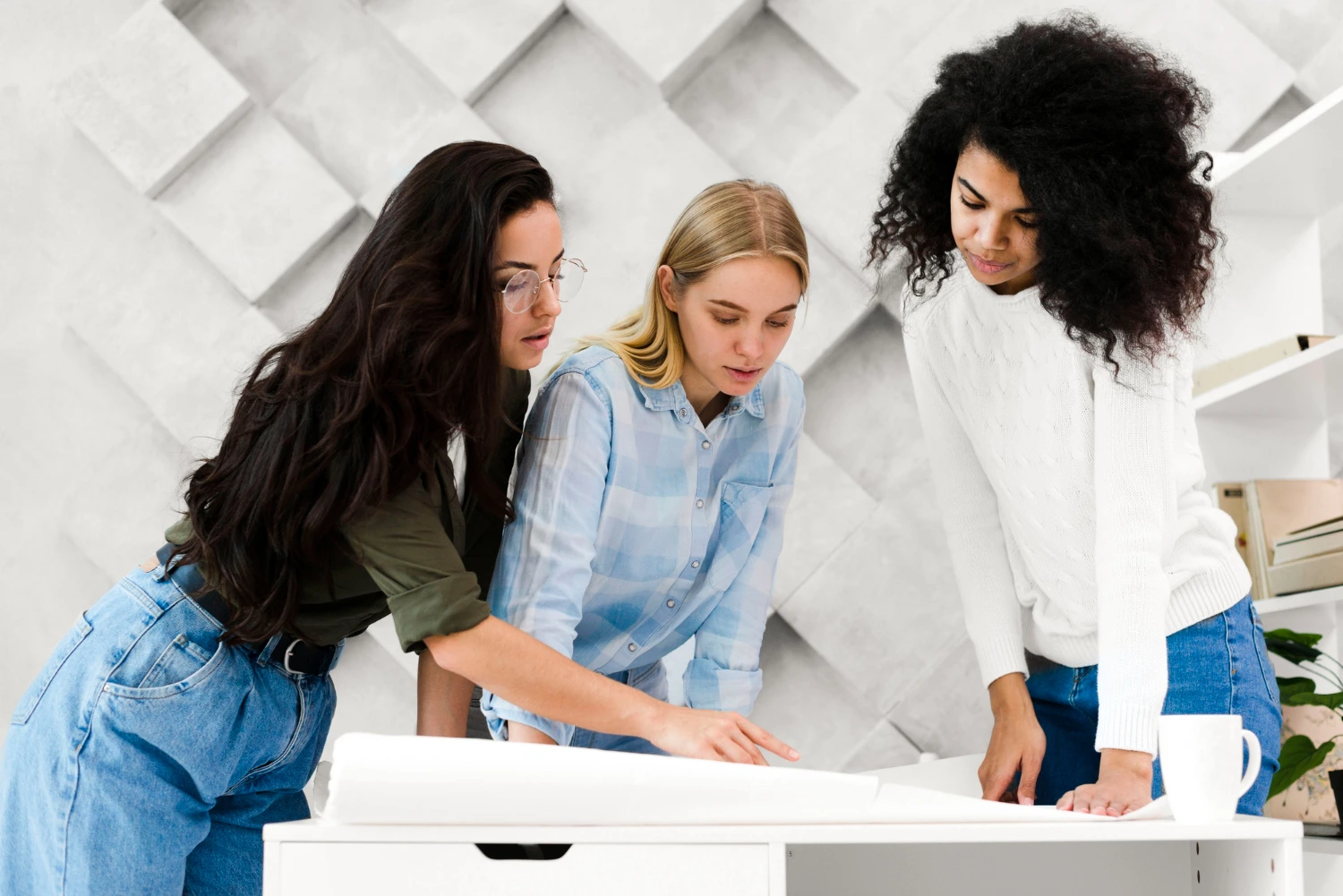 Grupo de mulheres no ESG analisando projetos e documentos em um escritório moderno, simbolizando liderança feminina e engajamento em sustentabilidade corporativa.