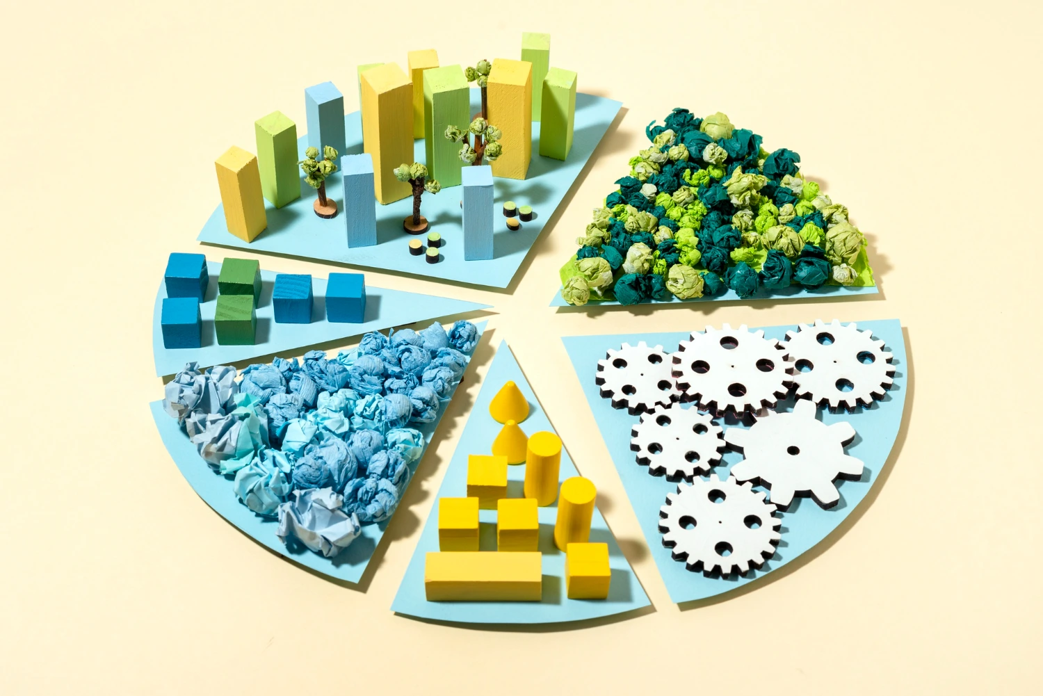 Gráfico conceitual dividido em setores que simbolizam a economia verde, com blocos, árvores, engrenagens e materiais recicláveis representando sustentabilidade e desenvolvimento econômico integrado.